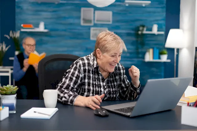 Apprenant utilisant un ordinateur portable et un smartphone en extérieur, illustration pour les cours d'informatique.